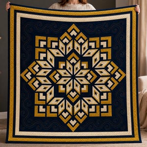 Op de afbeelding: Een vierkante quilt met een centraal geometrisch sterpatroon in mosterdgeel, crème en donker marineblauw. Het ontwerp bevat concentrische randen en ingewikkelde, golvende doorgestikte texturen op de donkerblauwe achtergrondstof.