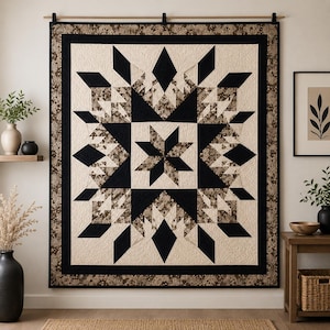 Puede incluir: Un edred&oacute;n de pared cuadrado que presenta un motivo de estrella central rodeado de formas geom&eacute;tricas de diamante. El dise&ntilde;o utiliza una paleta de colores crema, negro s&oacute;lido y una tela con estampado floral marr&oacute;n. El edred&oacute;n cuelga de una varilla de madera con clips negros.