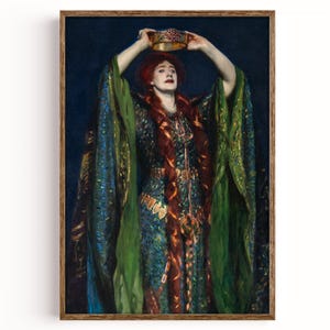 Peut inclure: Impression d'art encadrée d'une peinture représentant une femme aux cheveux roux tenant une couronne dorée au-dessus de sa tête. Elle porte une longue robe ornée de tissu vert et bleu et d'accents dorés.