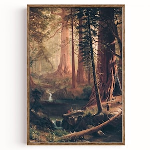 Pode incluir: Uma impressão emoldurada de uma cena florestal com imponentes sequoias. A obra de arte retrata um riacho, uma pequena cachoeira e figuras perto da água. A paleta de cores inclui verdes, castanhos e azuis, criando uma paisagem serena.