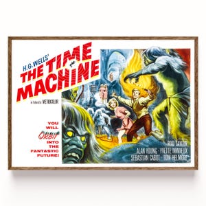Op de afbeelding: Een ingelijste vintage filmposter voor "The Time Machine" in een bruine houten lijst. De poster toont een kleurrijke illustratie met de titel in vette rode en witte letters. Het kunstwerk toont een futuristische scène met personages en wezens.