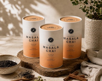 Puede incluir: Tres botes cilíndricos de cartón de té Original Masala Chai, con un diseño de degradado de blanco a naranja. Cada etiqueta muestra el texto Chai Rituals, Original Masala Chai, Premium Spices y Assam Whole Leaf, con un peso neto de 100g.