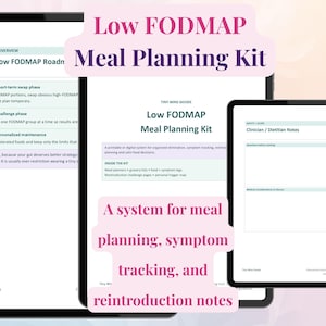 Puede incluir: Un kit digital de planificación de comidas Low FODMAP que se muestra en tres tabletas. El kit incluye planificadores de comidas, rastreadores de síntomas y notas de reintroducción. El texto de la imagen dice: "Un sistema para la planificación de comidas, el seguimiento de síntomas y las notas de reintroducción."