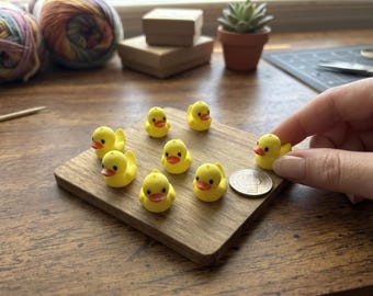 Canards jaunes miniatures (lot de 9) – Petits canards de poche de la taille d'une pièce de 5 centimes, avec bec rouge, pour décorer un bureau.