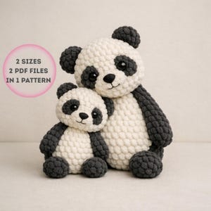 Op de afbeelding: Twee handgemaakte gehaakte panda's, één groot en één klein, in een zacht, getextureerd garen. De panda's zijn voornamelijk wit met zwarte accenten op hun oren, ogen en ledematen. De afbeelding bevat de tekst "2 SIZES 2 PDF FILES IN 1 PATTERN".