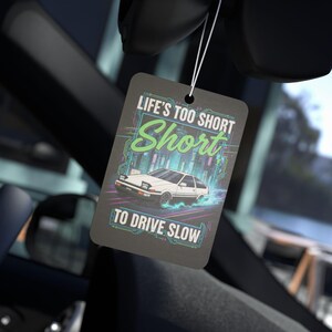 Ambientador con frase "Amante de los coches" para hombre / Accesorio divertido con aroma a coche, fragancia de pino y hielo negro para coche nuevo, regalo para él, decoración para coche para viajes por carretera imagen 1