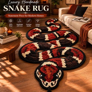 Puede incluir: Una alfombra de serpiente hecha a mano con un diseño único. La alfombra presenta un patrón de rojo, negro y blanco, con el texto "Luxury Handmade SNAKE RUG" en la parte superior. La alfombra está hecha de 100% lana y es una pieza destacada para hogares modernos.