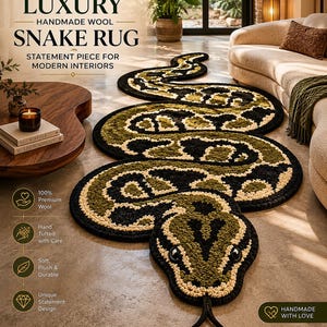Puede incluir: Una alfombra de lana hecha a mano con forma de serpiente en negro, verde oliva y crema. El texto "LUJO ALFOMBRA DE SERPIENTE DE LANA HECHA A MANO" está en la parte superior. Una pieza de declaración para interiores modernos.
