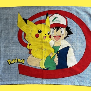 Funda de almohada de Nintendo Pokémon circa 1998 *Pickachu *Ash *Squirtle *Meowth *Poliwhirl, *Jigglypuff.