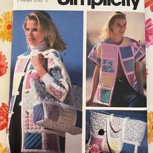 Peut inclure: Patron de couture Simplicity 7893, présentant une veste matelassée, un sac fourre-tout et des accessoires assortis. Le patron propose des motifs à blocs de couleurs roses, bleus et jaunes. Taille A (PT-LG).