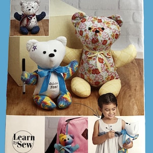 Peut inclure: Une pochette de patron de couture Simplicity S9569 pour ours en peluche. La couverture présente trois variantes d'ours en tissu, dont un avec un motif tie-dye et l'inscription GOOD JOB!, ainsi qu'un enfant tenant un ours en peluche.