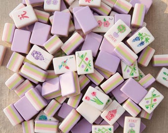 Conjunto de Mahjong Lavender Bloom - Conjunto de Mahjong Americano com 160 Peças em Acrílico com Gravações em Tons Pastel, Feito à Mão, Conjunto de Mahjong de Luxo Compatível com NMJL, Presente Ideal