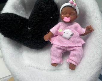 Handgemachte Mini ZURU Baby Doll Outfit | 6cm Puppenkleidung Set