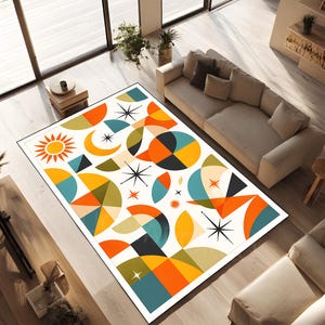 Könnte beinhalten: Ein rechteckiger Teppich mit modernem Design aus der Mitte des Jahrhunderts. Der Teppich hat einen weißen Hintergrund mit geometrischen Formen in Orange, Gelb, Türkis und Schwarz. Das Design umfasst Sonnen-, Mond- und Sternmotive.
