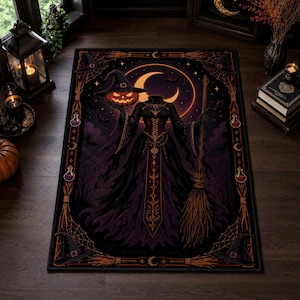 Puede incluir: Una alfombra rectangular que muestra una figura sin cabeza con un vestido negro sosteniendo una calabaza brillante. El diseño incluye una luna creciente, murciélagos, sombreros de bruja y frascos de pociones en un borde decorativo oscuro.