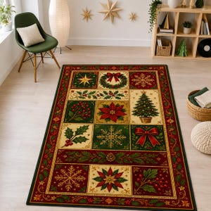 Pode incluir: Um tapete retangular com um design de patchwork com tema natalino. O padrão inclui ilustrações de poinsétias, flocos de neve, bagas de azevinho, uma árvore de Natal decorada e laços vermelhos sobre um fundo vermelho, verde e creme.