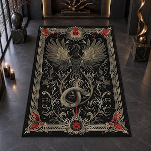 Könnte beinhalten: Ein rechteckiger Teppich mit schwarzem Hintergrund, einer zentralen goldenen Phönix-Illustration und einer gewundenen Schlange. Das Design umfasst filigrane goldene Ornamente, rote florale Akzente und ein kreisförmiges rotes Emblem am unteren Rand.