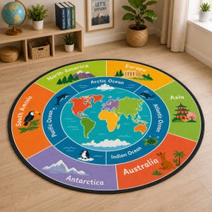 Peut inclure: Un tapis circulaire présentant une carte du monde colorée. Le centre affiche les continents dans diverses couleurs entourés d'océans bleus. La bordure extérieure est divisée en segments étiquetés North America, Europe, Asia, Australia, Antarctica et South America, chacun décoré d'illustrations régionales comme des montagnes, un temple, une pagode, un kangourou et un toucan.