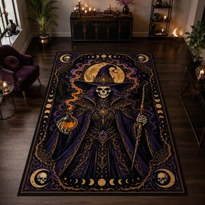 Puede incluir: Una alfombra rectangular con una ilustración central de un esqueleto con sombrero y túnica de bruja de color morado, sosteniendo una botella de poción brillante y un bastón. El diseño incluye una luna llena, telarañas, calaveras y bordes de fases lunares.