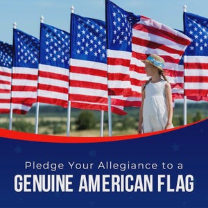 Puede incluir: Varias banderas americanas con rayas rojas y blancas y campos de estrellas azules se exhiben al aire libre. Una persona joven con un vestido blanco y un sombrero de paja se encuentra frente a las banderas. El texto dice "Pledge Your Allegiance to a GENUINE AMERICAN FLAG."