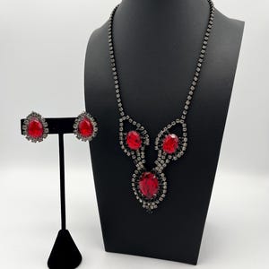 Vintage 1960er Jahre Rubin & Onyx Strass Demi-Parure | Set von 9 Abgestuften Halsketten und Ohrringen | Viktorianisches Revival | Tadelloser Zustand