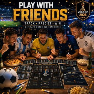 Könnte beinhalten: Werbebild für die FIFA Fussball-Weltmeisterschaft 2026. Eine Gruppe von Freunden versammelt sich um einen Tisch und spielt ein Spiel mit Turnier-Trackern. Der Text "PLAY WITH FRIENDS" ist prominent dargestellt, zusammen mit "TRACK * PREDICT * WIN". Ein Fussball und Snacks sind ebenfalls zu sehen.