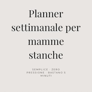 Può includere: Sfondo beige chiaro con testo nero. Il testo principale recita "Planner settimanale per mamme stanche". Sotto, si legge "SEMPLICE . ZERO PRESSIONE . BASTANO 5 MINUTI".