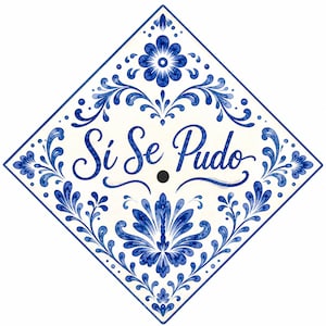 Pode incluir: Decoração de chapéu de formatura branco e azul com a frase "Sí Se Pudo" em escrita elegante. O design apresenta padrões florais azuis e um botão preto no centro, criando um visual decorativo e festivo.