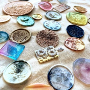 Boîte aveugle d'autocollants pour sceaux de cire uniques faits main | Aléatoire | Coloré | Boîte mystère surprise | Sac à main | autocollants vintage pour sceaux de cire | Artisanale