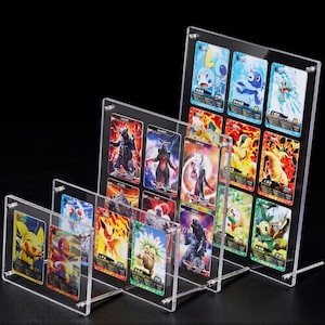 以下が含まれることがあります： さまざまなカラフルなトレーディングカードを収納する透明アクリルカードディスプレイスタンド。スタンドはカードを展示するように設計されており、複数の層があります。カードにはさまざまなキャラクターのイラストが描かれています。
