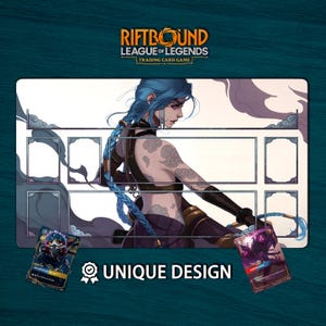Op de afbeelding: Een rechthoekige speelmat voor het Riftbound League of Legends trading card game. De mat heeft een gedetailleerde illustratie van een personage met blauw haar. De tekst "UNIQUE DESIGN" staat onderaan, met twee kaarten aan weerszijden.