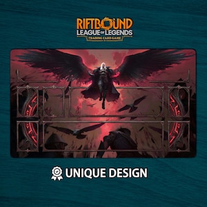 Puede incluir: Alfombrilla rectangular Riftbound League of Legends. La alfombrilla presenta una ilustración de fantasía oscura de una figura alada con una combinación de colores rojo y negro. El texto "Unique Design" está en la parte inferior.