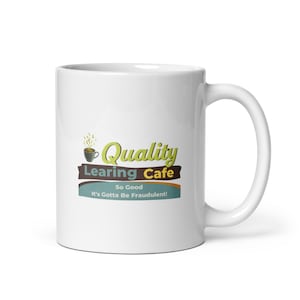 Könnte beinhalten: Eine weiße Keramik-Kaffeetasse mit gebogenem Henkel. Die Tasse hat ein farbenfrohes Logo mit den Worten "Quality Learing Cafe" und dem Slogan "It's Gotta Be Fraudulent!" Eine kleine Grafik einer Kaffeetasse mit Dampf ist ebenfalls vorhanden.