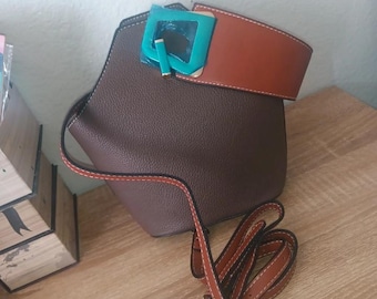 Bolso marrón con hebilla llamativa, bolso moderno con asa superior, bolso de hombro elegante para el día a día.