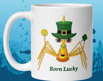 Linda taza del día de San Patricio, cangrejo de dibujos animados, irlandés, taza de café mística, San Patricio, caprichoso, humorístico, personaje, cómico, nacido con suerte