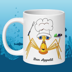 Linda taza de chef, cocinero caprichoso de cangrejo de dibujos animados, que sirve una concha con caracoles, erizos de mar y algas en esta divertida y cómica taza de té de café