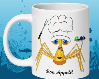 Linda taza de chef, cocinero caprichoso de cangrejo de dibujos animados, que sirve una concha con caracoles, erizos de mar y algas en esta divertida y cómica taza de té de café