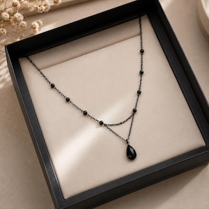 Zwarte traanketting - gotische ketting, zwarte hangerketting, minimalistische ketting, donkere Academia-sieraden, gotische sieradencadeau