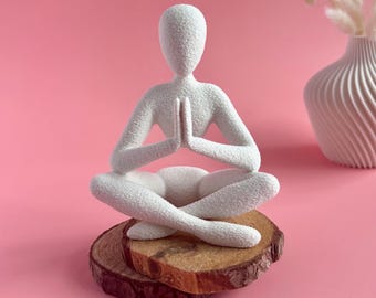 Escultura minimalista de meditación de yoga para decoración zen. Estatua de oración de la Virgen sin rostro y accesorio espiritual para escritorio de oficina.