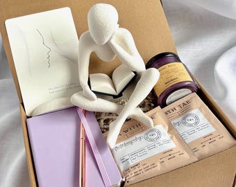 Set de regalo para amantes de los libros, figura de lector con cuaderno, té y vela, acogedora caja de regalo con temática literaria.