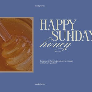 Puede incluir: Imagen de primer plano de miel con un cuchar&oacute;n de miel. El texto "HAPPY SUNDAY, honey" se muestra en una fuente elegante sobre un fondo azul. Tambi&eacute;n se ven las palabras "sunday honey" y el n&uacute;mero "2026".