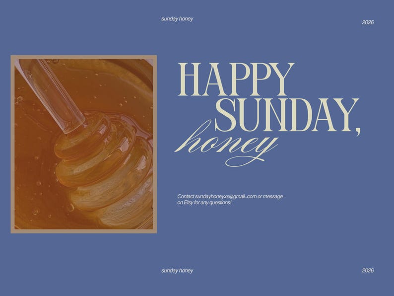 Puede incluir: Imagen de primer plano de miel con un cuchar&oacute;n de miel. El texto "HAPPY SUNDAY, honey" se muestra en una fuente elegante sobre un fondo azul. Tambi&eacute;n se ven las palabras "sunday honey" y el n&uacute;mero "2026".