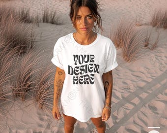 Maqueta de camiseta de playa, maqueta de camiseta de estilo de vida veraniego, maqueta de camiseta blanca extragrande, dunas costeras, maqueta de ropa femenina