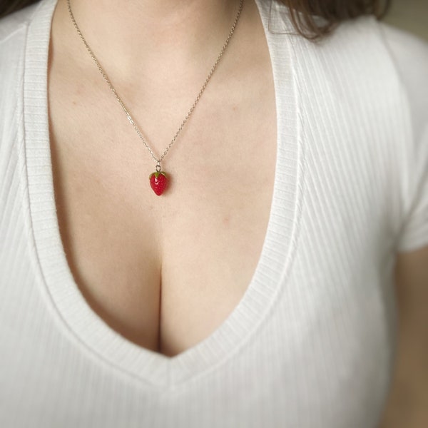 Collier de fraises en verre / Verre soufflé à la main / Collier de fruits à la fraise / Bijoux aux fruits / Collier végétalien / Bijoux aux baies