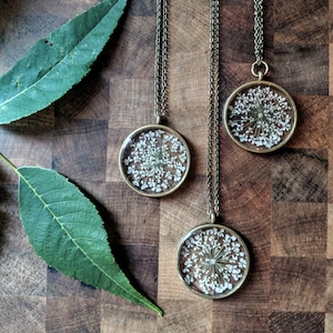 Dried Flower Necklace / Queen Annes Lace / Botanical Jewelry - Green Plant Necklace / Preserved Plant / Pressed Plant / White Flower