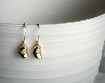 Petites boucles d'oreilles en forme de haricot dorés / Petit haricot / Cadeau pour nouveau-né / Cadeau à pousser / Haricot rouge / Sexe révélateur / Petit haricot / Cadeau pour baby shower / Cadeau pour maman