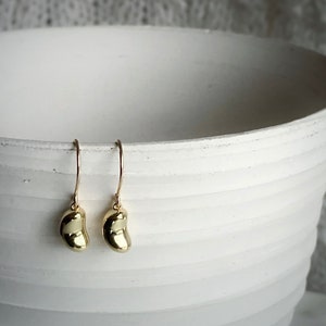Goldene Bohnen Ohrringe / Baby Bohne / Neues Baby Geschenk / Push Geschenk / Kidney Bohne / Geschlecht offenbaren / kleine Bohne / Babyparty Geschenk / Mutter Geschenk