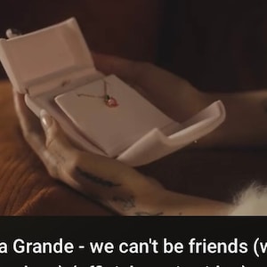 ORIGINAL Ariana Grande Pfirsich Halskette / Obstschmuck / Obst Halskette / We Can't be Friends Halskette / Pfirsiche / Ari Peach Halskette Bild 6