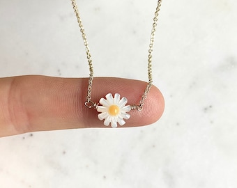 Daisy Necklace /  White Flower Necklace / Wildflower Necklace / Flower Jewelry / Botanical / Gold Flower Necklace / Gold Choker