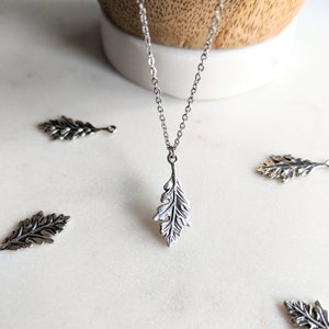 Sterlingzilveren eikenbladketting / miniatuur eikenblad / bladsieraden / bladzilver / eikenboom / sterlingzilveren ketting